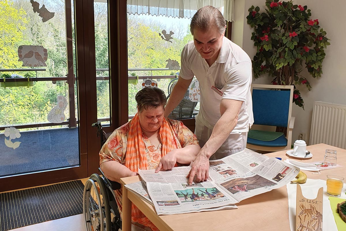 Seniorenheim Alter Bergmann & Bismarkturm Zeitung lesen Pfleger mit Bewohner